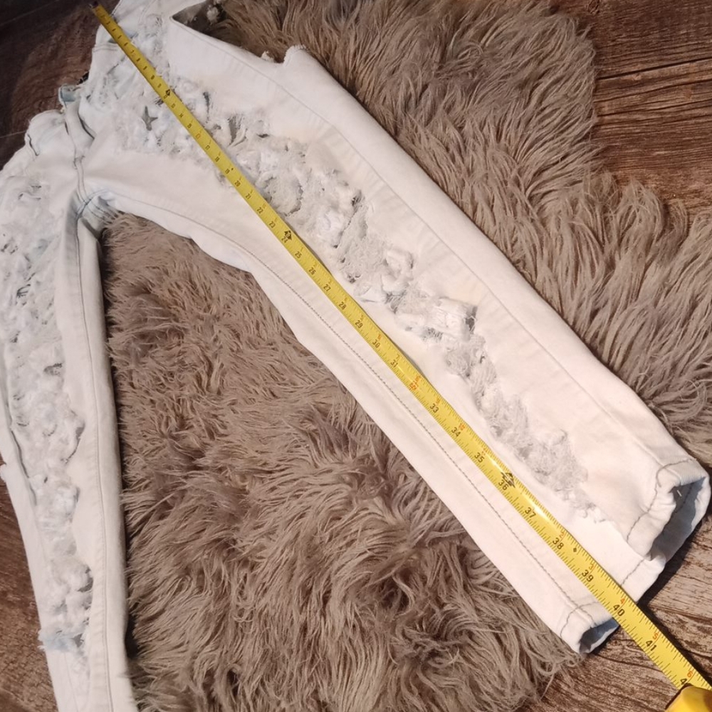 Distressed jeans - Picture 14 of 16